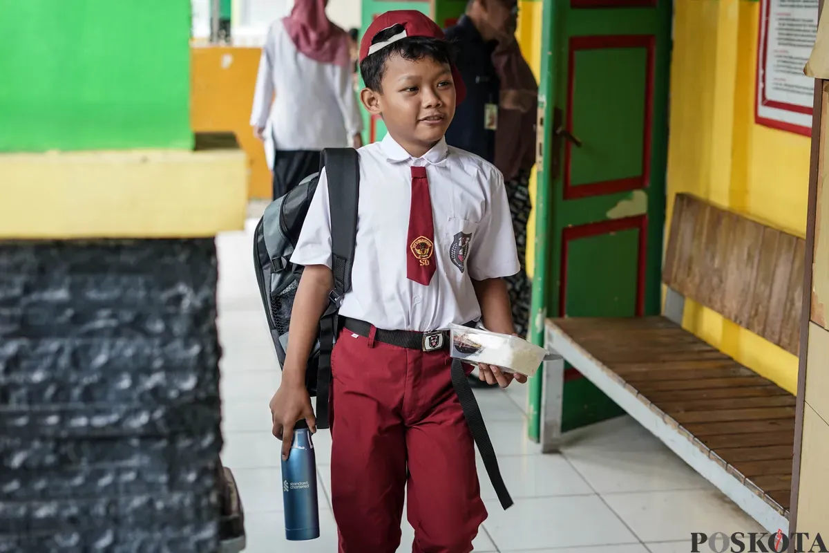 Siswa berjalan menuju ruang kelas pada hari pertama masuk sekolah di SDN Karet 01, Jakarta, Senin, 14 Juli 2025. (Sumber: Poskota/Bilal Nugraha Ginanjar)