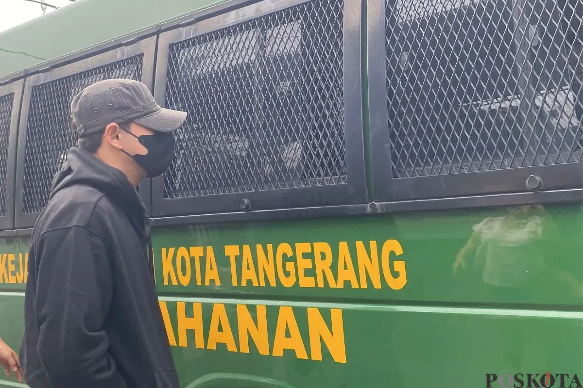 Pesinetron Jonathan Frizzy resmi dipindahkan ke Lapas Pemuda Kota Tangerang, Senin, 14 Juli 2025. (Sumber: Poskota/Primayanti Juli Kumala Manalu)