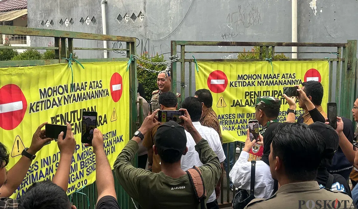 Setelah sempat ditutup oleh warga, akses menuju SMAN 6 Kota Tangsel, akhirnya resmi dibuka pada Senin, 14 Juli 2025. (Sumber: POSKOTA | Foto: Primayanti)