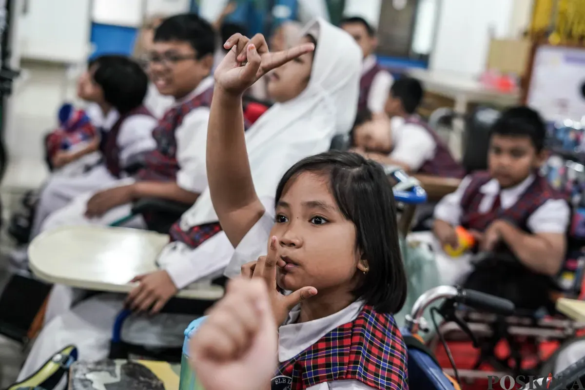Siswa mengikuti kegiatan masa pengenalan lingkungan sekolah (MPLS) di SLB Yayasan Pembinaan Anak Cacat (YPAC) Jakarta, Senin, 14 Juli 2025. (Sumber: Poskota/Bilal Nugraha Ginanjar)
