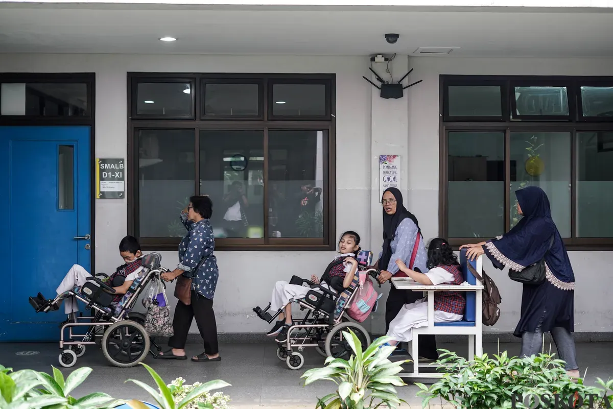 Siswa mengikuti kegiatan masa pengenalan lingkungan sekolah (MPLS) di SLB Yayasan Pembinaan Anak Cacat (YPAC) Jakarta, Senin, 14 Juli 2025. (Sumber: Poskota/Bilal Nugraha Ginanjar)