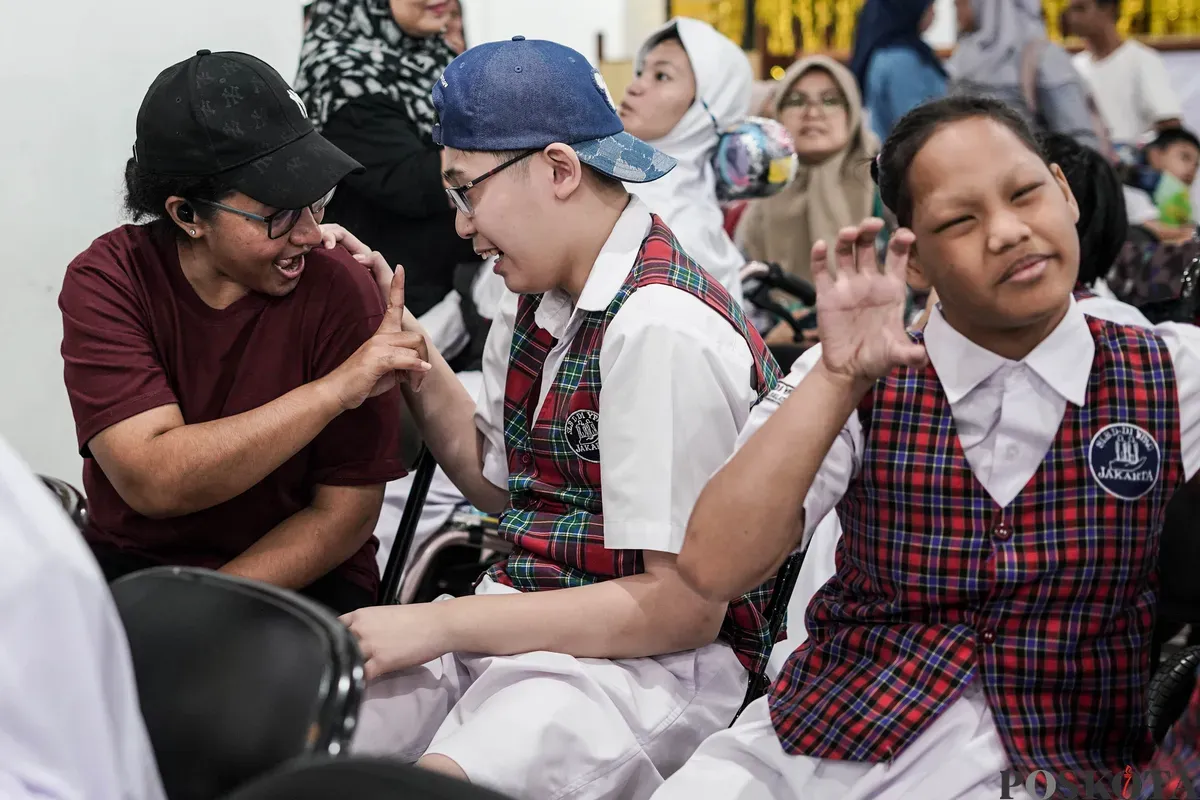 Siswa mengikuti kegiatan masa pengenalan lingkungan sekolah (MPLS) di SLB Yayasan Pembinaan Anak Cacat (YPAC) Jakarta, Senin, 14 Juli 2025. (Sumber: Poskota/Bilal Nugraha Ginanjar)
