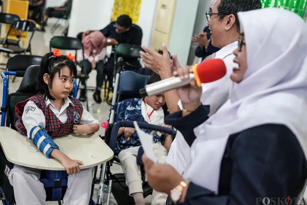 Siswa mengikuti kegiatan masa pengenalan lingkungan sekolah (MPLS) di SLB Yayasan Pembinaan Anak Cacat (YPAC) Jakarta, Senin, 14 Juli 2025. (Sumber: Poskota/Bilal Nugraha Ginanjar)