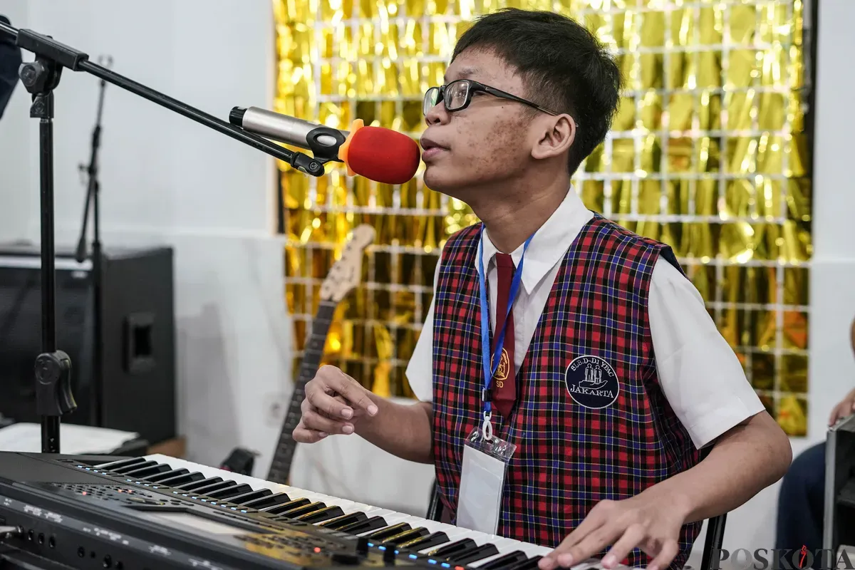 Siswa mengikuti kegiatan masa pengenalan lingkungan sekolah (MPLS) di SLB Yayasan Pembinaan Anak Cacat (YPAC) Jakarta, Senin, 14 Juli 2025. (Sumber: Poskota/Bilal Nugraha Ginanjar)
