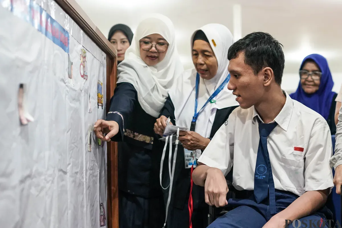 Siswa mengikuti kegiatan masa pengenalan lingkungan sekolah (MPLS) di SLB Yayasan Pembinaan Anak Cacat (YPAC) Jakarta, Senin, 14 Juli 2025. (Sumber: Poskota/Bilal Nugraha Ginanjar)