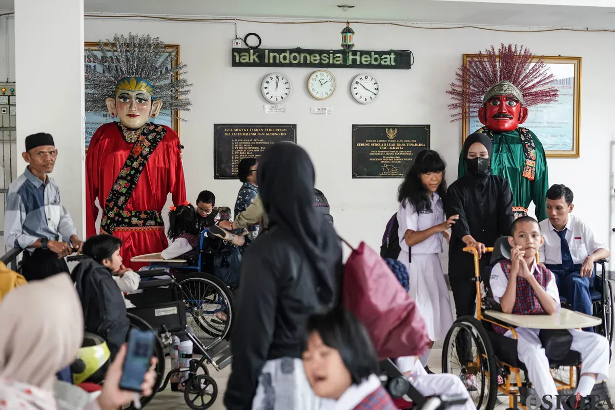 Siswa mengikuti kegiatan masa pengenalan lingkungan sekolah (MPLS) di SLB Yayasan Pembinaan Anak Cacat (YPAC) Jakarta, Senin, 14 Juli 2025. (Sumber: Poskota/Bilal Nugraha Ginanjar)