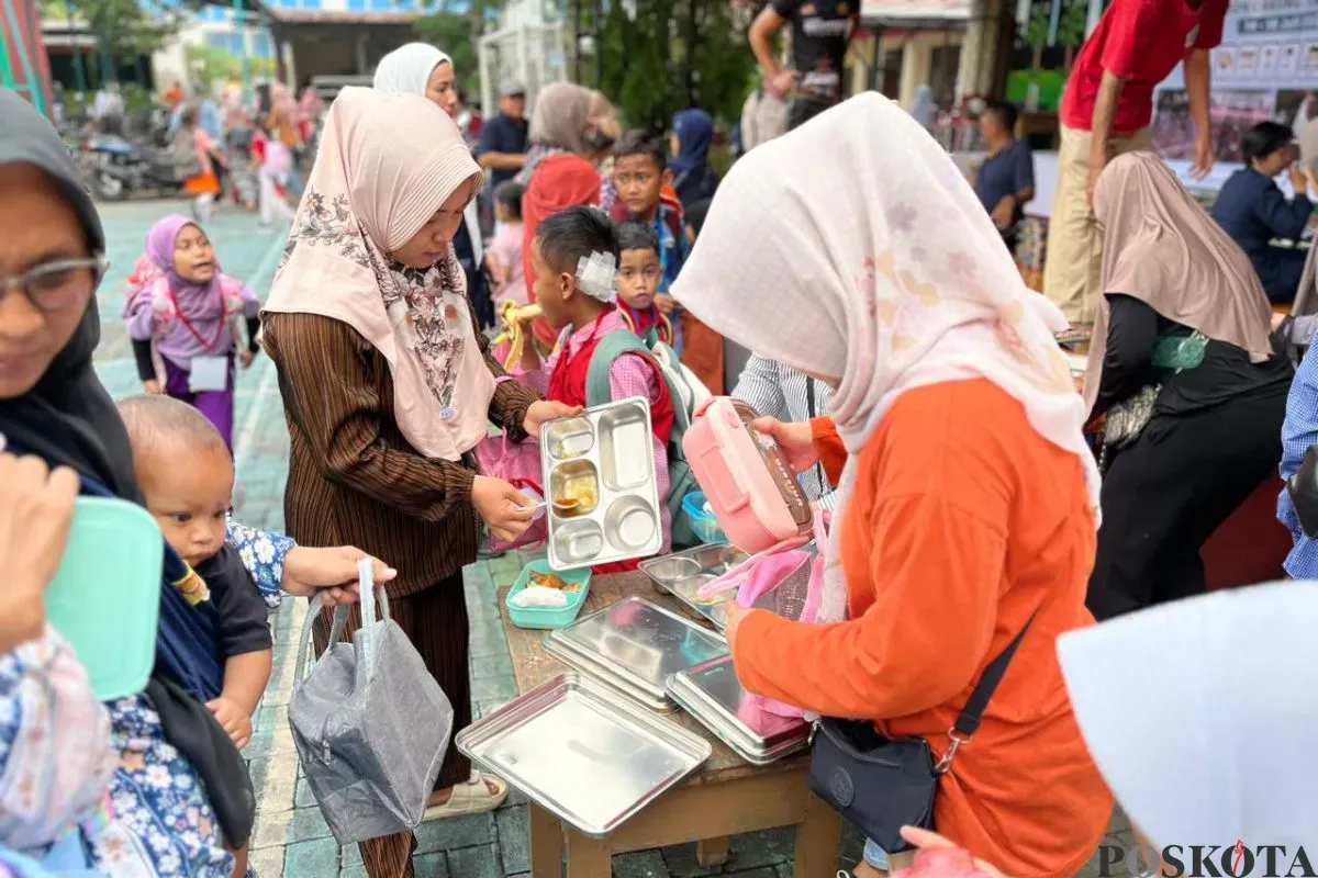 Situasi pembagian MBG kepada para wali murid baru di SDN Cakung Timur, 09 Pagi, Jakarta Timur, Senin, 14 Juli 2025. (Sumber: Poskota/Muhammad Tegar Jihad)