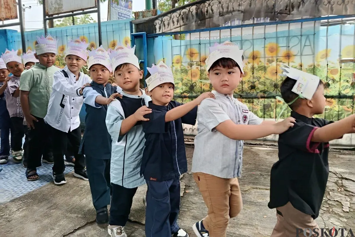 Momen murid SDIT Ash-Sholihah, Tambelang, Kabupaten Bekasi, saat MPLS, Senin, 14 Juli 2025. (Sumber: Poskota/Nurpini Aulia Rapika)