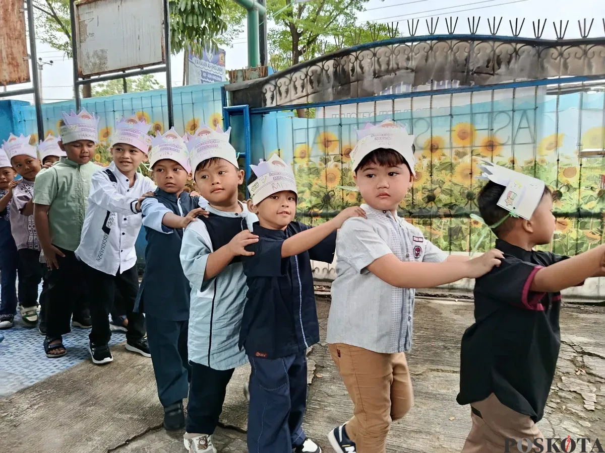 Suasana ceria dan penuh semangat mewarnai hari pertama pelaksanaan Masa Pengenalan Lingkungan Sekolah (MPLS) di SDIT Ash-Sholihah, Kecamatan Tambelang, Kabupaten Bekasi, Senin 14 Juli 2025. (Sumber: Poskota/Nurpini Aulia Rapika)