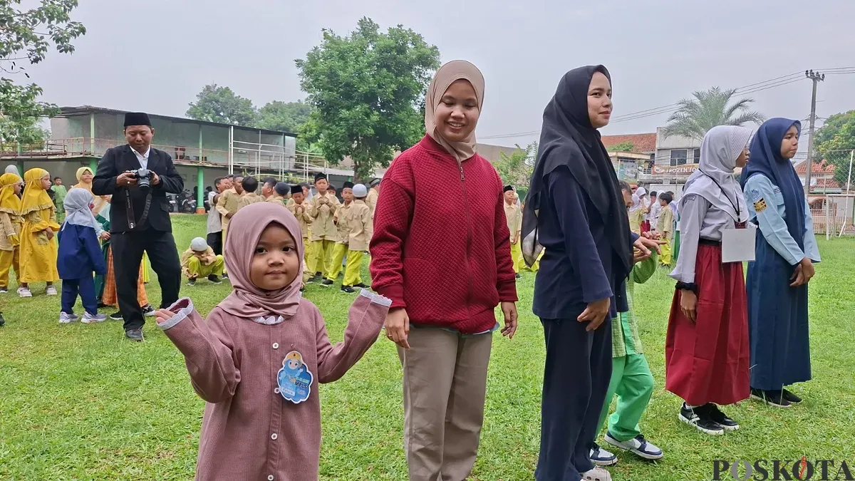Seorang anak tampak antusias saat mengikuti kegiatan MPLS di Sekolah AMEC, Senin 14 Juli 2025. (Sumber: Poskota/Angga Pahlevi)