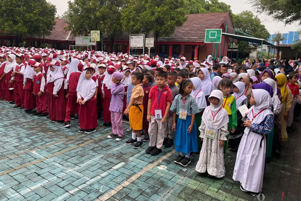 Siswa-siswi baru di SDN Cakung Timur 09 Pagi, Jakarta Timur, mengikuti upacara, Senin, 14 Juli 2025. (Sumber: Poskota/Muhammad Tegar Jihad)
