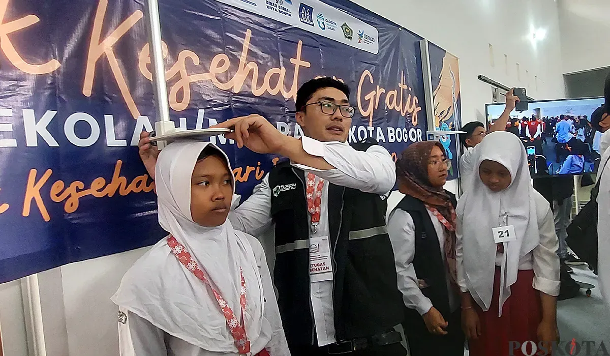 Siswa Sekolah Rakyat Menengah Pertama 10 Kabupaten Bogor menjalani kembali tes kesehatan saat MPLS, Senin, 14 Juli 2025. (Sumber: POSKOTA | Foto: Sekar Putri Andini)