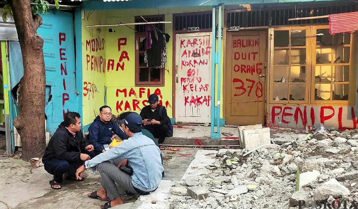 Penampakan kontrakan fiktif di Kelurahan Jakasampurna, Kecamatan Bekasi Barat, Kota Bekasi, yang telah dihancurkan oleh kakak terduga pelaku pada Senin, 14 Juli 2025. (Sumber: POSKOTA | Foto: Nurpini Aulia Rapika)