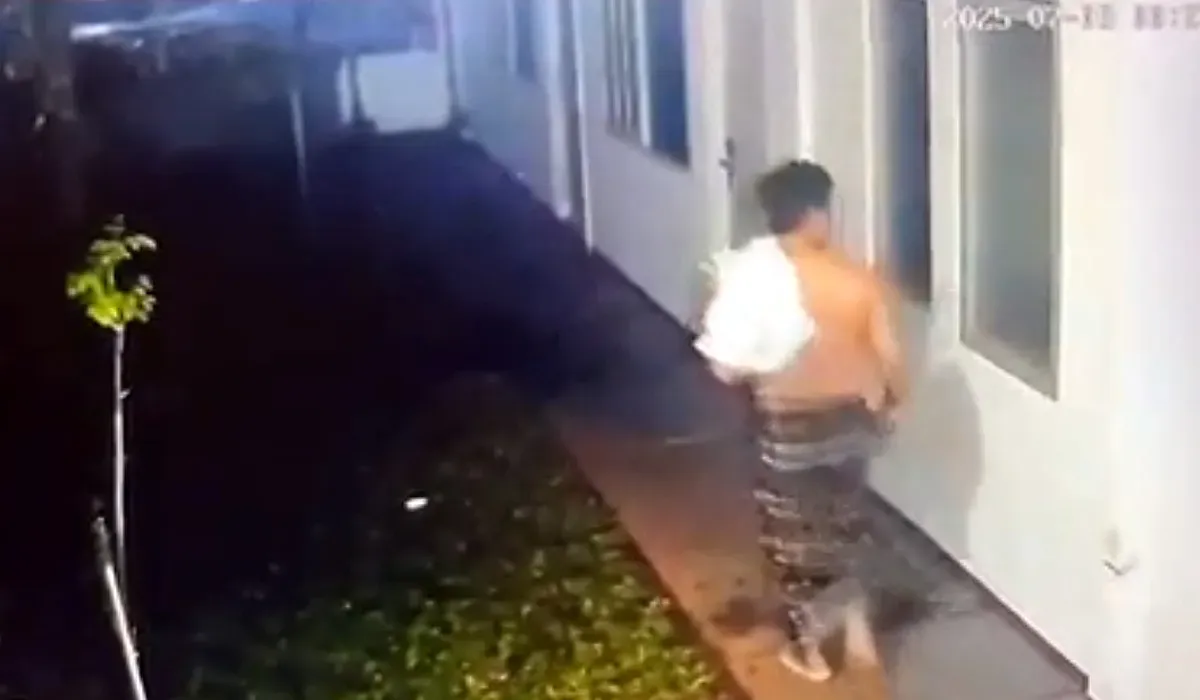 Tangkap layar rekaman CCTV yang menunjukkan penjaga kos, Siswanto, mengecek kamar Arya Daru Pangayunan.