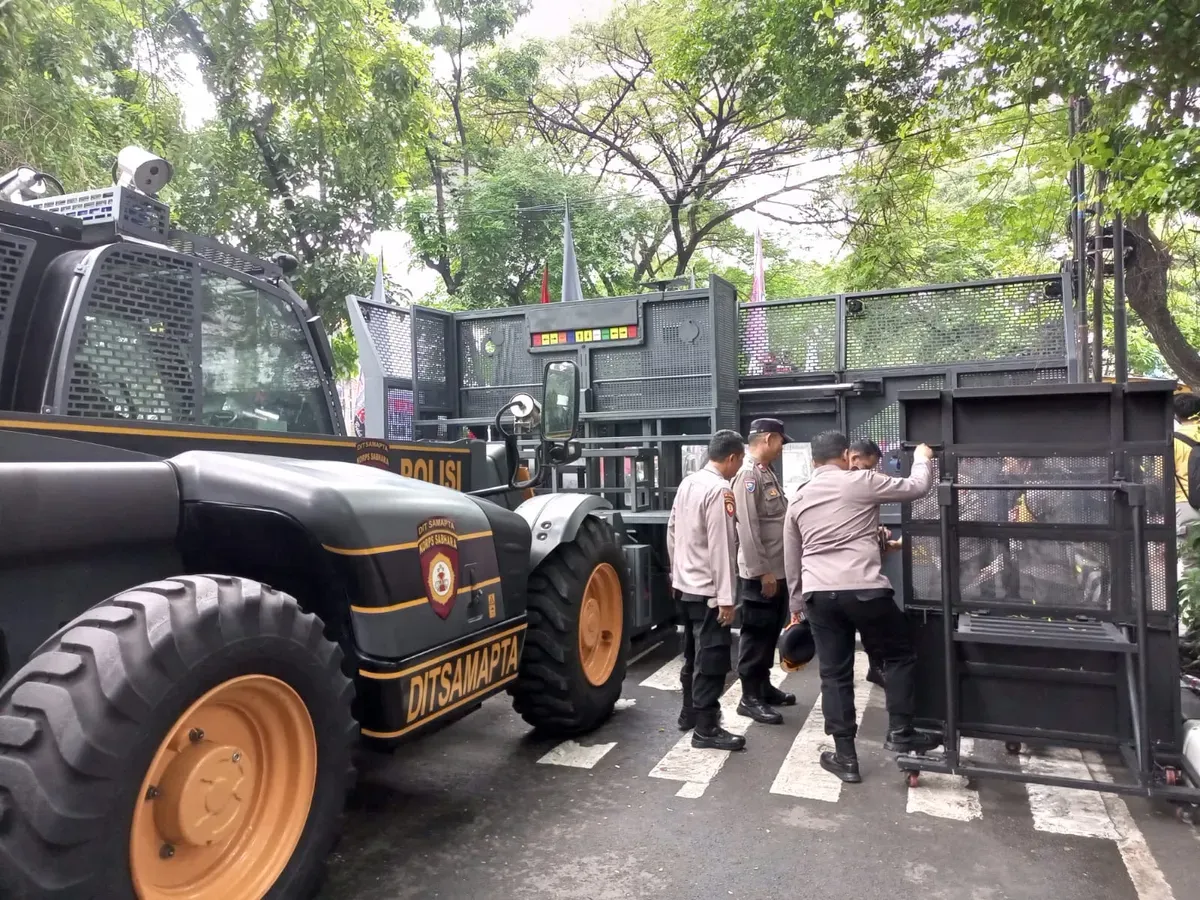 Sebanyak 1.082 personel Polda Metro Jaya dikerahkan untuk mengamankan jalannya sidang terdakwa Hasto Kristiyanto dalam kasus dugaan suap dan perintangan penyidikan di PN Jakarta Pusat, Senin, 14 Juli 2025. (Sumber: Polres Metro Jakarta Pusat)