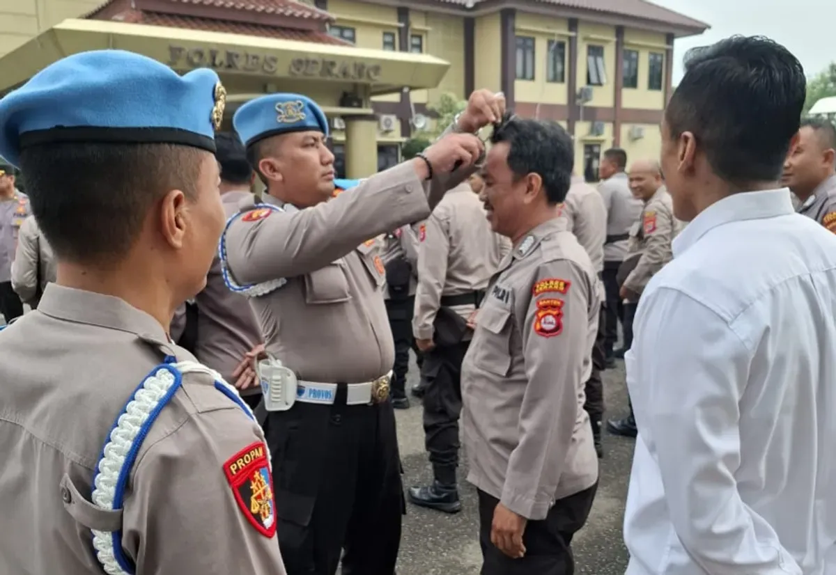 Anggota Provost Polres Serang memotong rambut anggota yang kedapatan tidak rapi. (Sumber: Propam Polres Serang)