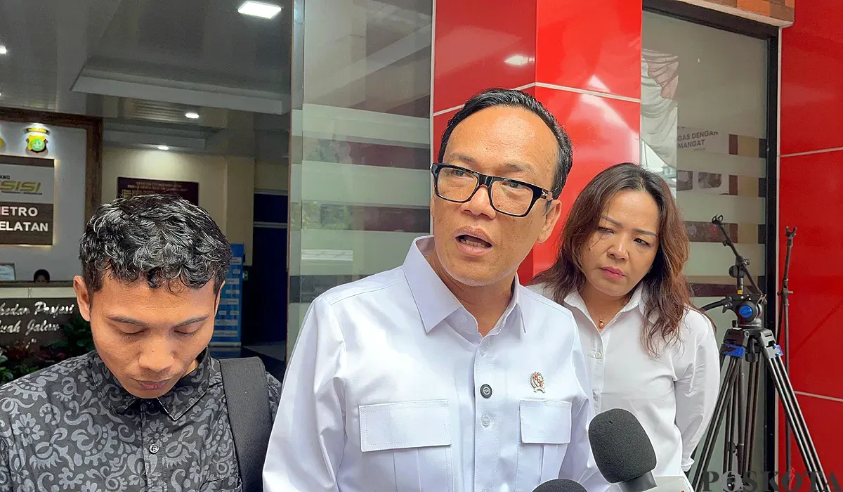 Wamenaker, Immanuel Ebenezer, mendampingi Hebben Tarnando, mantan pekerja PT Duta Palma Tower, yang dipanggil Polres Metro Jakarta Selatan pada Senin, 14 Juli 2025. (Sumber: POSKOTA | Foto: Ali Mansur)