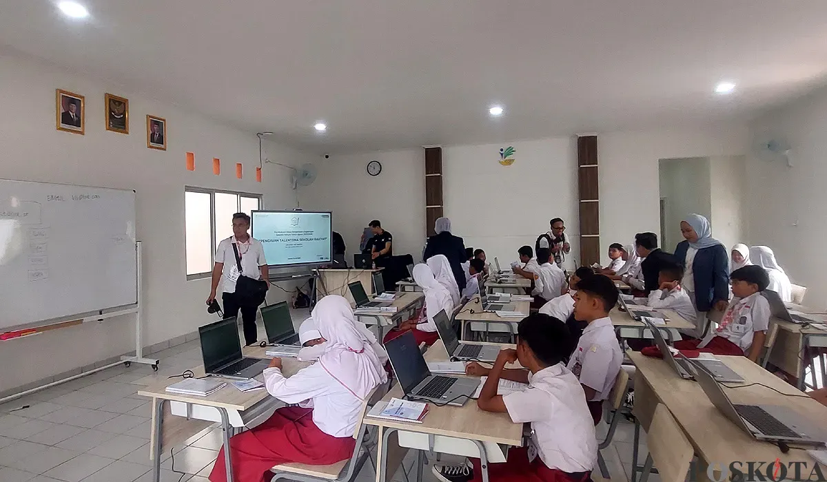 Siswa Sekolah Rakyat mengikuti sesi pemetaan talenta dengan menggunakan laptop dalam kegiatan MPLS di Sekolah Rakyat Menengah Pertama 10, Kabupaten Bogor, Senin, 14 Juli 2025. (Sumber: POSKOTA | Foto: Sekar Putri Andini)