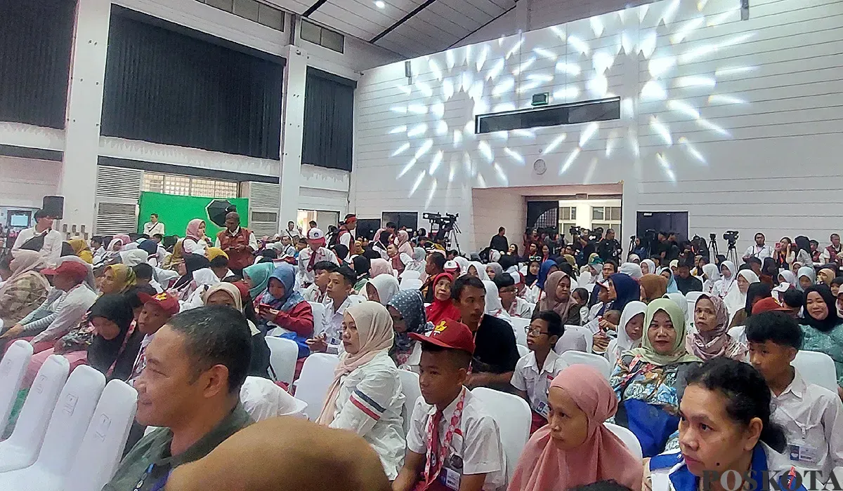 Para peserta didik Sekolah Rakyat Menengah Pertama 10 atau Sentra Terpadu Inten Soeweno, Kabupaten Bogor, bersama wali murid saat mengikuti kegiatan pembukaan MPLS pada Senin, 14 Juli 2025. (Sumber: POSKOTA | Foto: Sekar Putri Andini)