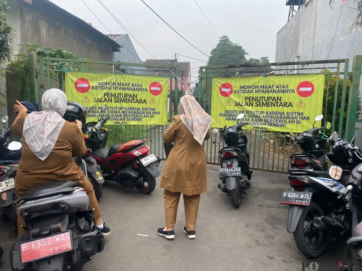Akses jalan menuju SMAN 6 Tangsel masih ditutup pada hari pertama sekolah pada Senin, 14 Juli 2025. (Sumber: Poskota/Primayanti Juli Kumala Manalu)