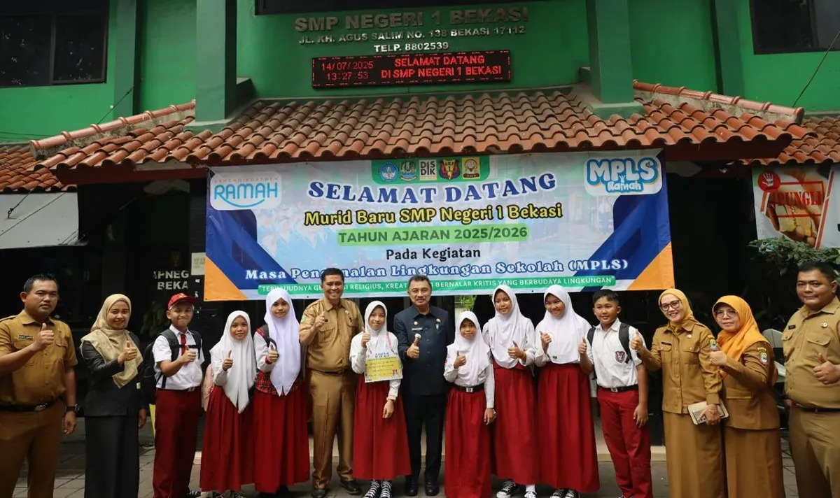 Wakil Wali Kota Bekasi, Abdul Harris Bobihoe, saat meninjau pelaksanaan MPLS di SMPN 1 Kota Bekasi, Senin 14 Juli 2025. (Sumber: Humas Pemkot Bekasi)