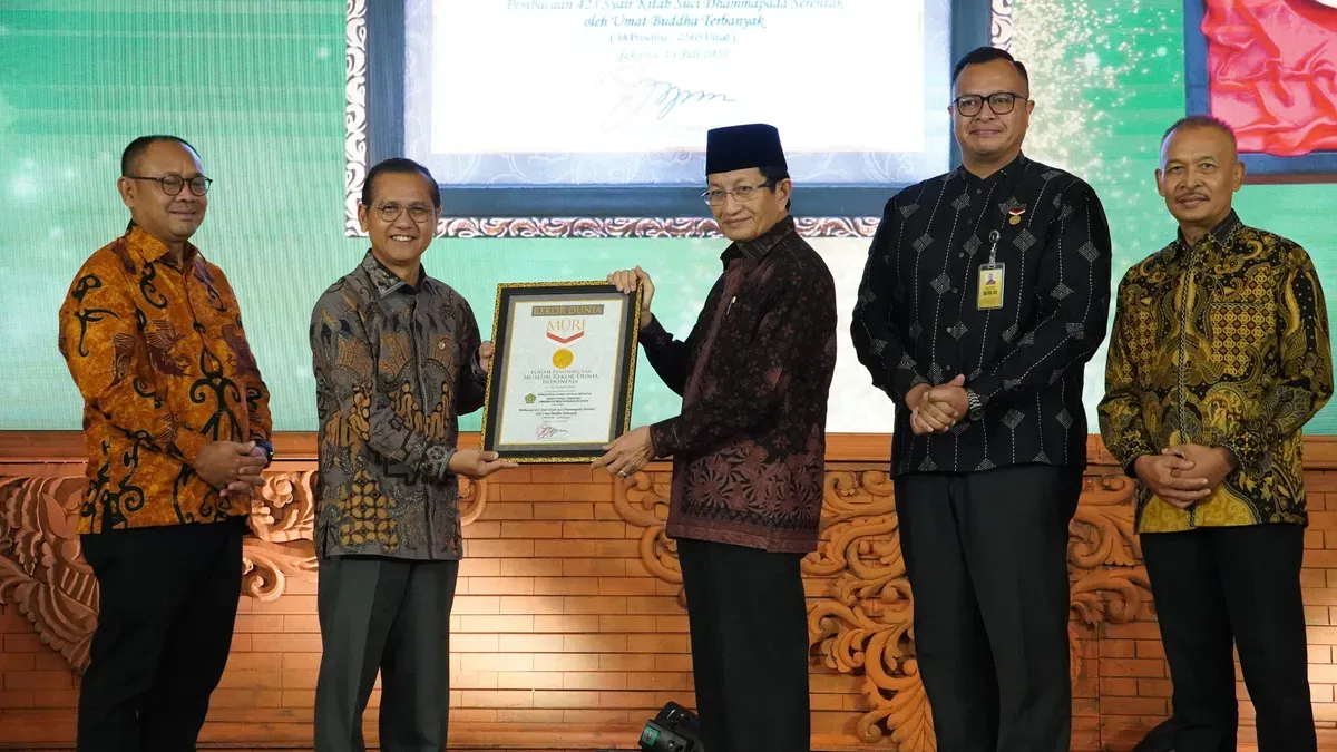 Ditjen Bimas Buddha Kementerian Agama RI cetak rekor MURI dalam Pembacaan Kitab Suci Dhammapada Serentak 2569 BE/2025, yang melibatkan 2.569 peserta dari 34 provinsi di seluruh Indonesia (Sumber: Dok. Ditjen Bimas Buddha)