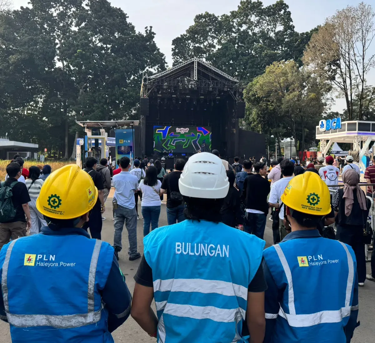 Tim siaga PLN memantau kondisi kelistrikan secara real time selama acara Stand Up Fest 2025 yang tengah berlangsung di Istora Senayan, Jakarta (Sumber: Dok. PLN UID Jakarta Raya)
