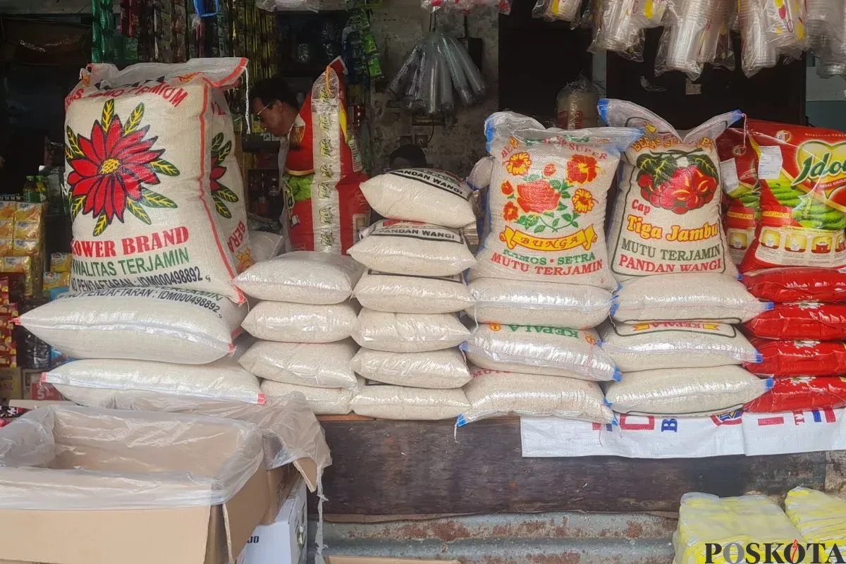 Pedagang beras di pasar tradisional Tomang Barat, Grogol Petamburan, Jakarta Barat, Selasa, 15 Juli 2025. (Sumber: Poskota/Pandi Ramedhan)