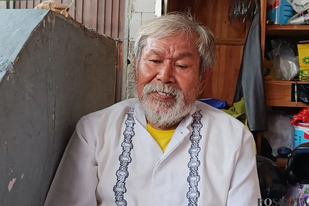 Daeng Andi Latif, 67 tahun, Ayah Daeng Andi Ade Irawan yang ditemukan tewas di aliran kali belakang RSUD Bekasi pada 16 tahun lalu, Selasa, 15 Juli 2025. (Sumber: Poskota/Nurpini Aulia Rapika)