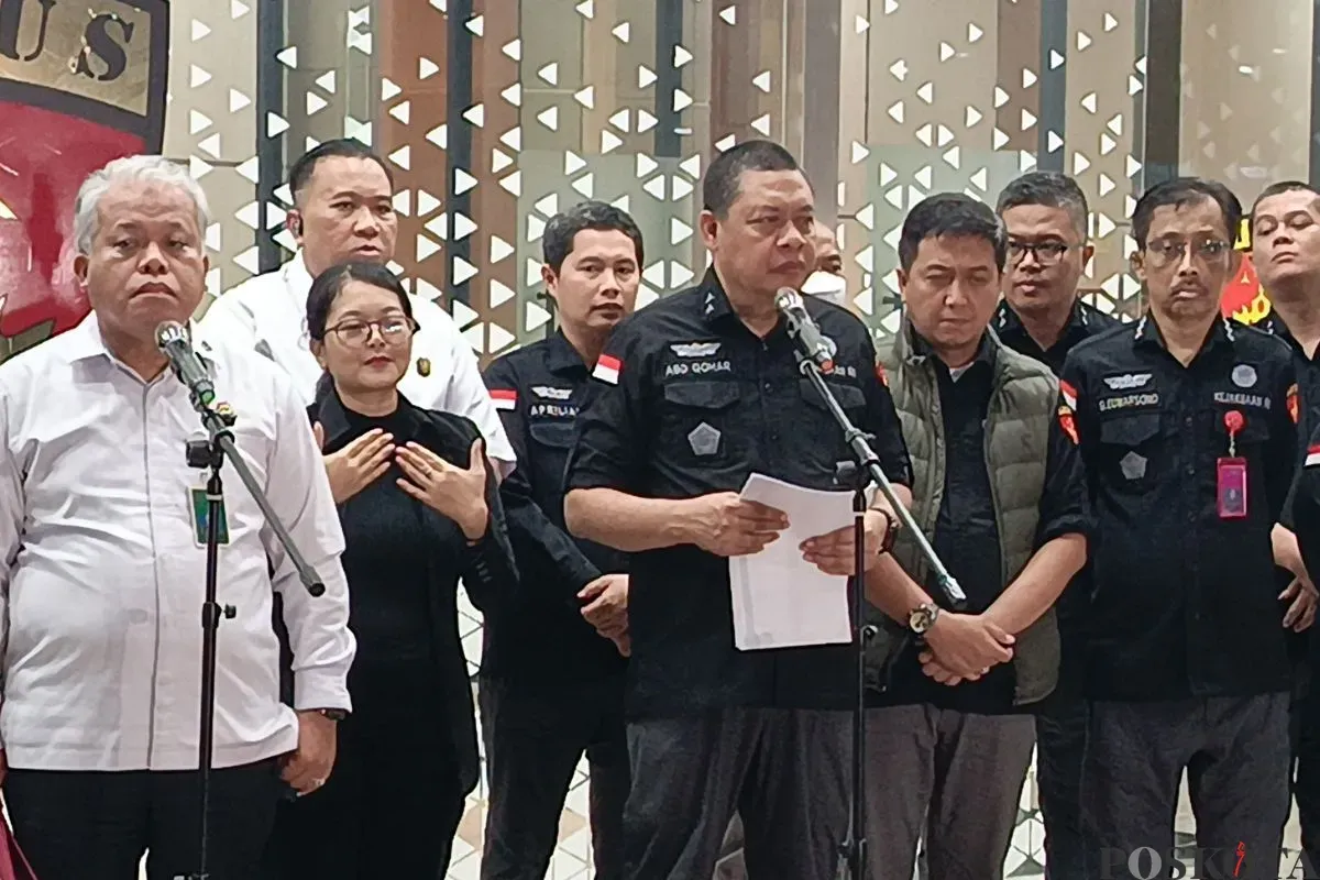 Kejagung mengumumkan penetapan empat tersangka kasus dugaan korupsi pengadaan laptop Chromebook pada Program Digitalisasi Pendidikan 2019-2023 di Kemendikbudristek, Selasa, 15 Juli 2025. (Sumber: Poskota/Ali Mansur)
