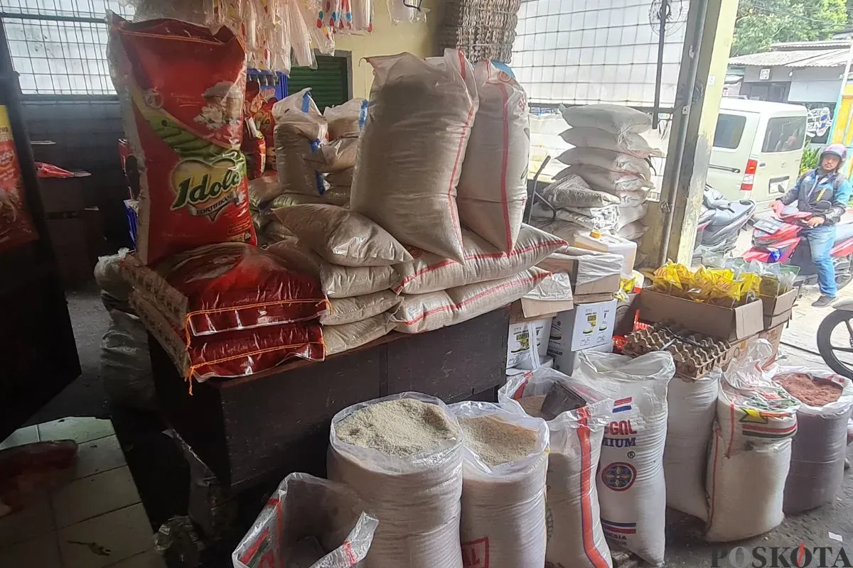 Pedagang beras di pasar tradisional Tomang Barat, Grogol Petamburan, Jakarta Barat, Selasa, 15 Juli 2025. (Sumber: Poskota/Pandi Ramedhan)