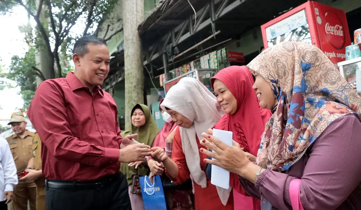 Wali Kota Bekasi, Tri Adhianto, meninjau penyaluran BLT DBHCHT di Kantor Kecamatan Jatiasih, Selasa 15 Juli 2025. (Sumber: Humas Pemkot Bekasi)