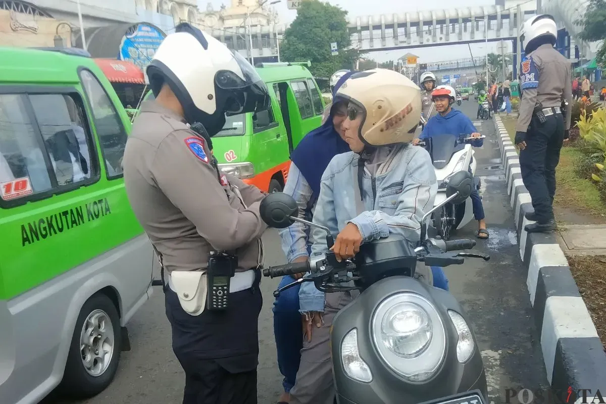 Satlantas Polresta Bogor Kota saat menggelar Operasi Patuh Lodaya di kawasan Jalan Kapten Muslihat Kota Bogor, Selasa, 15 Juli 2025. (Sumber: Poskota/Sekar Putri Andini)