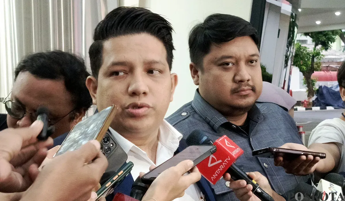 Kuasa hukum Ibrahim Arif, Indra Haposan Sihombing, saat menyampaikan keterangan kepada wartawan di Kejagung, Jakarta Selatan, Selasa, 14 Juli 2025. (Sumber: POSKOTA | Foto: Ali Mansur)
