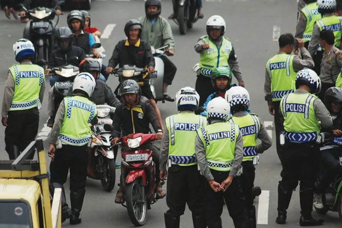 Ilustrasi Polisi sedang melakukan penilangan (Sumber: Pinterest)