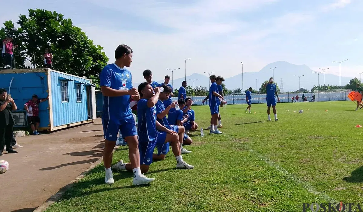 Suasana latihan skuad Persib Bandung di lapangan Pendamping Stadion GBLA, Kota Bandung, Selasa 15 Juli 2025. (Sumber: POSKOTA | Foto: Gatot Poedji Utomo)