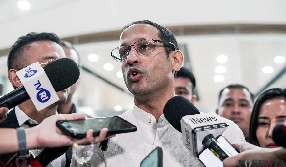 Nadiem Makarim, saat diwawancara awak media setelah menjalani pemeriksaan sebagai saksi dalam kasus dugaan korupsi pengadaan laptop senilai Rp9,9 triliun di Kejagung pada Selasa, 15 Juli 2025. (Sumber: POSKOTA | Foto: Bilal Nugraha Ginanjar)