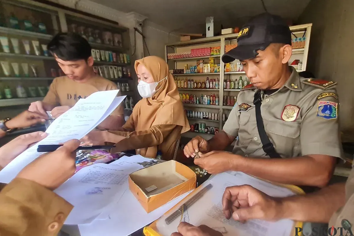 Satpol PP Jakbar merazia sejumlah toko kosmetik yang menjual obat-obatan keras, Selasa, 15 Juli 2025. (Sumber: Poskota/Pandi Ramedhan)