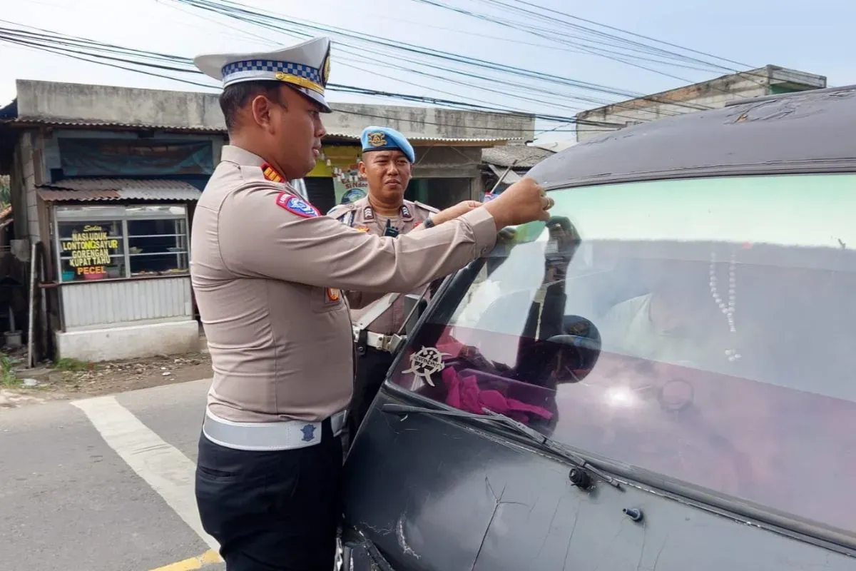 Sejumlah anggota Polres Pandeglang, saat menggelar operasi patuh maung 2025 di Jalan Raya Serang-Pandeglang, tepatnya di Kecamatan Cadasari, Selasa, 15 Juli 2025. (Sumber: Dok. Polres Pandeglang)