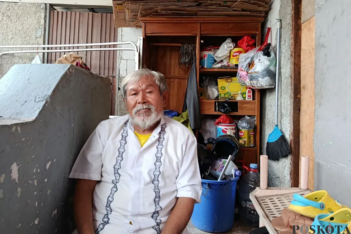 Daeng Andi Latif, 67 tahun, Ayah Daeng Andi Ade Irawan yang ditemukan meninggal di aliran kali belakang RSUD Bekasi masih menunggu keadilan sejak 2009, Selasa, 15 Juli 2025. (Sumber: Poskota/Nurpini Aulia Rapika)