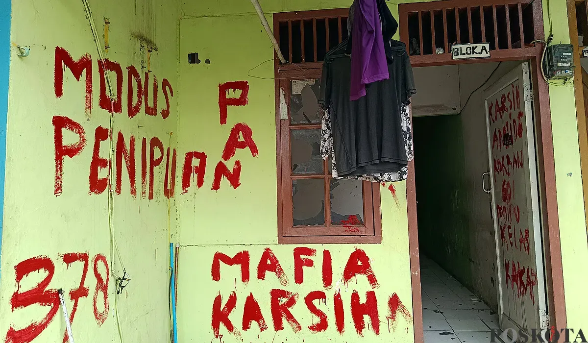 Penampakan kontrakan fiktif di Kelurahan Jakasampurna, Kecamatan Bekasi Barat, Kota Bekasi, pada Selasa, 15 Juli 2025, yang telah dihancurkan oleh kakak terduga pelaku. (Sumber: POSKOTA | Foto: Nurpini Aulia Rapika)