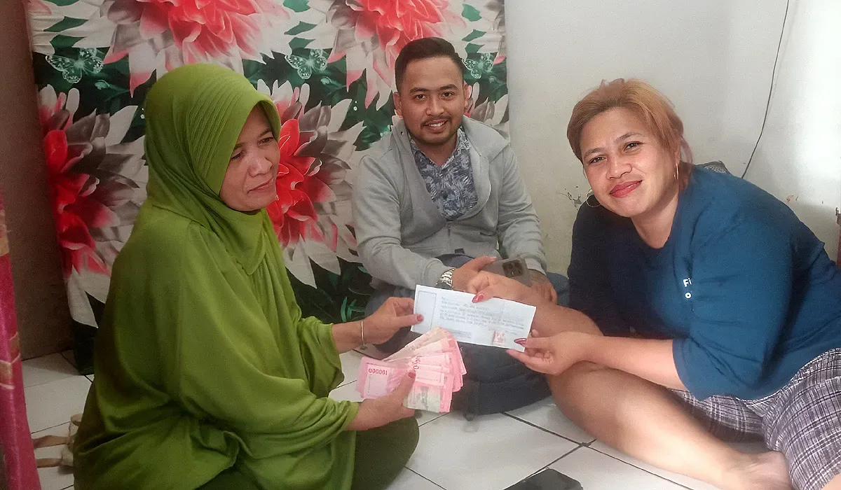 Ani (kiri/mengenakan kerudung) saat akad jual beli kontrakan dengan Karsih (kanan), terduga pelaku jual beli kontrakan fiktif. (Sumber: Istimewa)