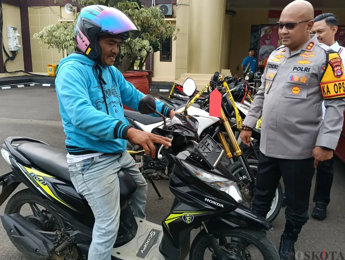 Ahmad Syafei saat akan membawa pulang motor Honda Beat usai diserahkan Kapolres Serang AKBP Condro Sasongko. (Sumber: Poskota/Rahmat Haryono)