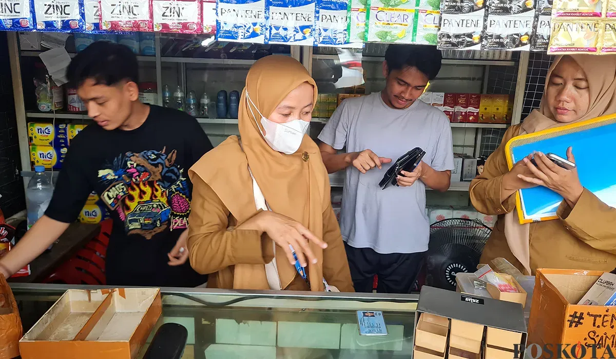 Satpol PP Jakbar merazia sejumlah toko kosmetik yang menjual obat-obatan keras, Selasa, 15 Juli 2025. (Sumber: POSKOTA | Foto: Pandi Ramedhan)