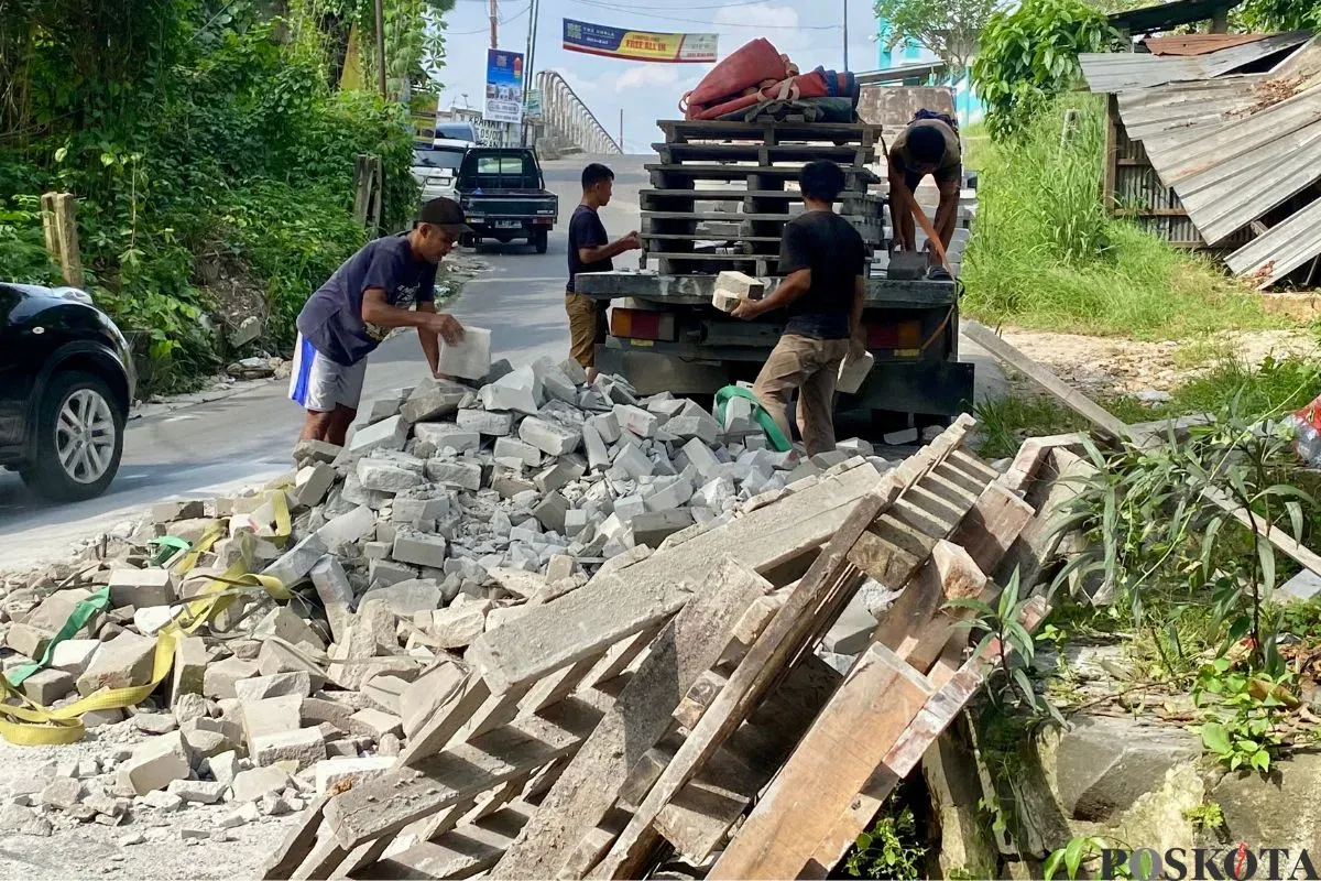 Truk bermuatan hebel yang sempat terperosok di jombang, Ciputat, Tangsel kini berhasil dievakuasi dengan alat berat pada Selasa, 15 Juli 2025. (Sumber: Poskota/Primayanti Juli Kumala Manalu)