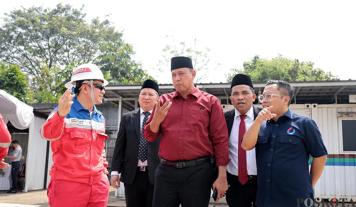 Tri Adhianto saat melakukan peninjauan ke sumur migas Jatinegara 1 yang dikelola PT Migas (Persorda). (Sumber: Humas Pemkot Bekasi)
