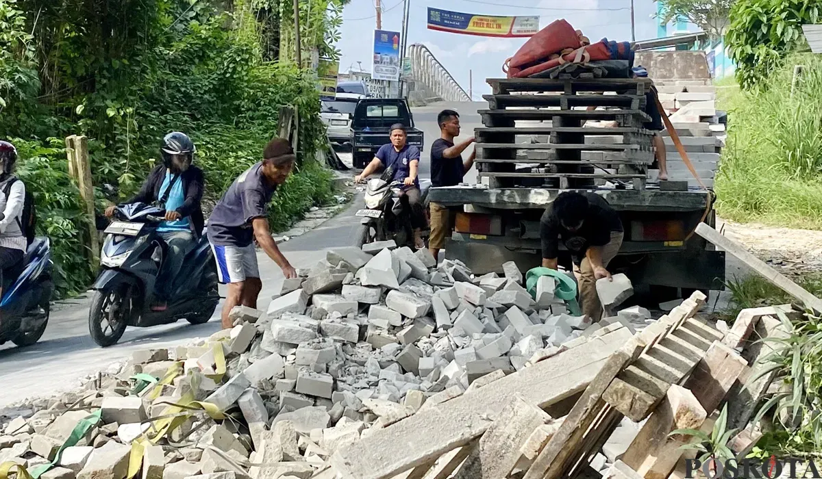 Truk bermuatan hebel yang sempat terperosok di jombang, Ciputat, Tangsel kini berhasil dievakuasi dengan alat berat pada Selasa, 14 Juli 2025. (Sumber: POSKOTA | Foto: Primayanti)
