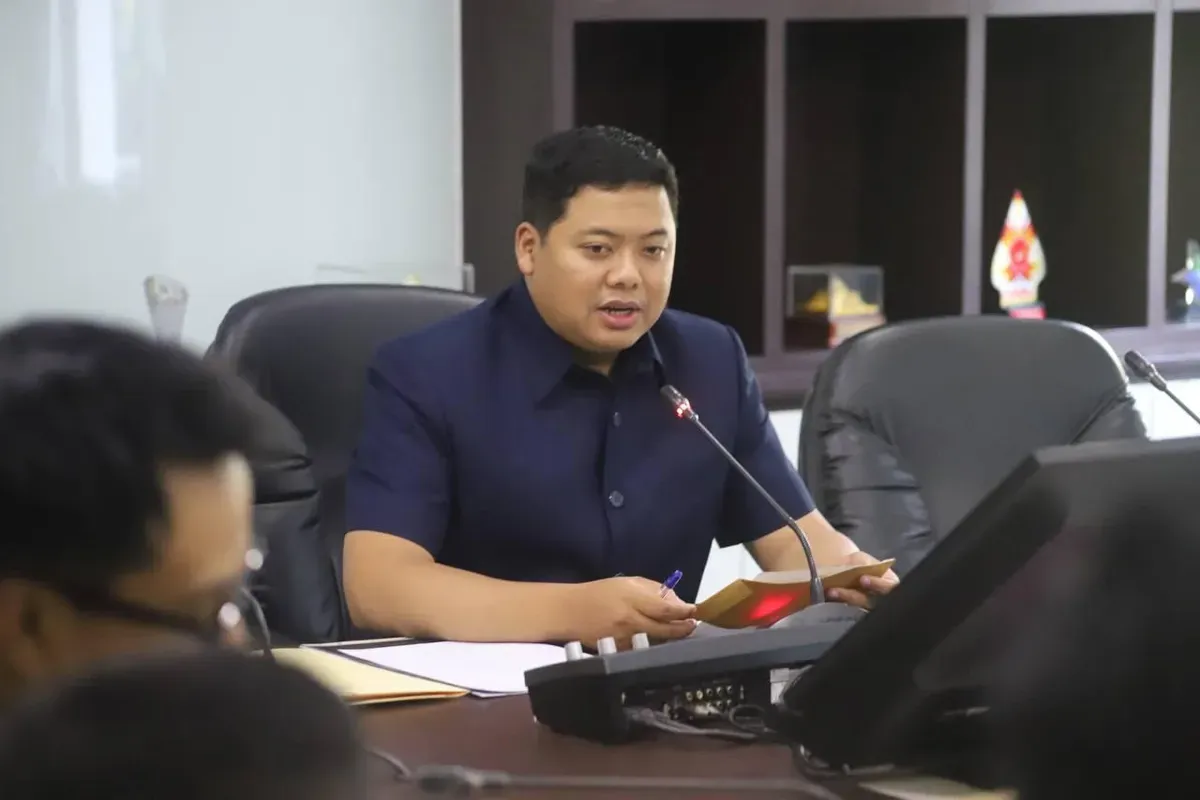 Anggota Pansus RPJMD Susanto Triyogo A bahas Raperda RPJMD (Sumber: Dok. DPRD Kota Bandung)