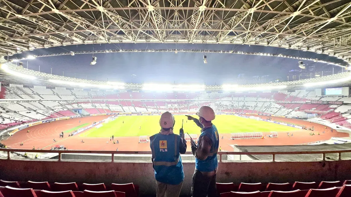 Petugas PLN tengah melakukan pengecekan sistem kelistrikan di area Stadion Utama Gelora Bung Karno (SUGBK) sebelum dimulainya laga perdana AFF U-23 2025 kemarin. (Sumber: Dok. PLN UID Jakarta Raya)