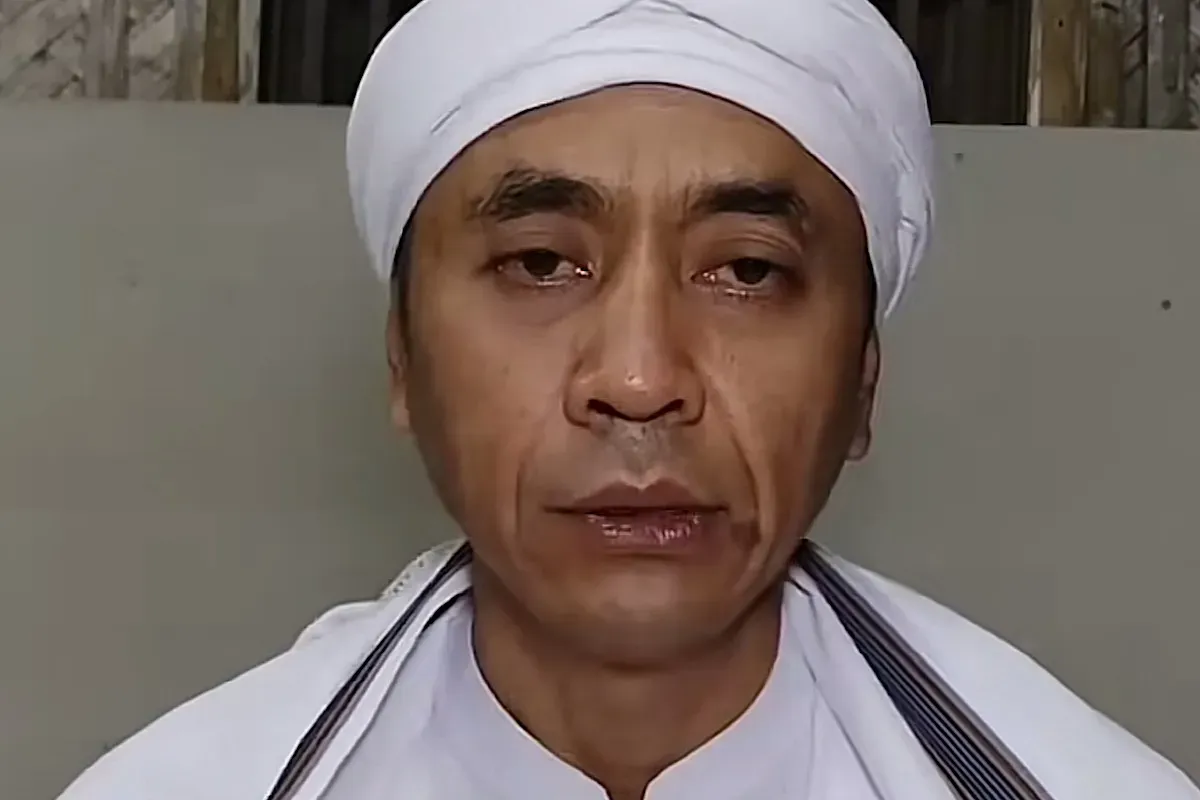 Tangkap layar video viral sosok berjubah putih yang disebut mirip Lord Rangga, memicu kembali spekulasi di kalangan warganet. (Sumber: Tiktok)